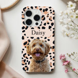 Coque Case-Mate iPhone Photo de chien Empreinte de léopard personnalisée<br><div class="desc">Montrez votre amour pour votre ami furieux avec ce coque iphone élégant et personnalisé ! Cette couverture téléphonique empreinte de léopard personnalisée comporte une photo de votre chien bien-aimé avec leur nom affiché en évidence, ce qui en fait l'accessoire parfait pour tout amoureux des animaux de compagnie. Fabriqué avec des...</div>
