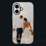 Coque Pour iPhone 16 Photo personnalisée personnalisée<br><div class="desc">Transformez vos souvenirs les plus heureux en un coque iphone personnalisé. Un cadeau de conservation unique que vous pouvez ajouter votre photo et votre nom pour en faire votre propre. Ça fait un cadeau génial pour les jeunes mariés.</div>