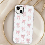Coque Case-Mate iPhone Pink Bow Preppy Coquette Motif Monogramme Initiale<br><div class="desc">Coque iphone personnalisé avec motif arc rose girly dans le style coquette preppy. Ajoutez votre nom, votre monogramme ou votre initiale. Conçu pour l'iPhone 14 Plus mais il conviendra à de nombreux autres modèles. Si vous choisissez un autre modèle, vérifiez que la conception semble toujours très bonne dans l'aperçu et...</div>