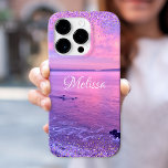 Coque iPhone 16 Pro Pink Purple Ocean Sunset Girl Glam Confetti Nom<br><div class="desc">Souvenez-vous de vos vacances d'été chaque fois que vous utilisez ce boîtier de téléphone portable de nom personnalisé. Profitez de la solitude de l'Océan Pacifique californien avec cette photo époustouflante, violet, rose et bleu coucher de soleil, tipée de minuscules points de confettis glam girly, violet et or. Fait un grand...</div>