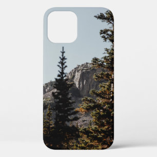 Case-Mate iPhone CASE PINS VERTS PRÈS DE LA MONTAGNE EN JOURNÉE