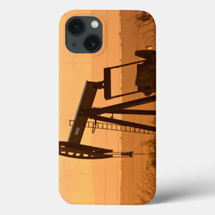 Etui iPhone 13 Pompe à balancier pompant du pétrole dans l'ouest