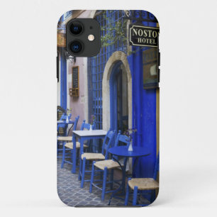 Coque iPhone 11 Porte bleue colorée et côté ancien hôtel dans