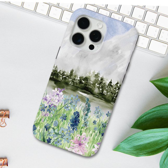 Coques Case-Mate iPhone Prairie de fleurs bleues violettes à l'aquarelle s (In situ on table)