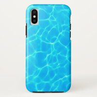 Réflexions sur l'eau de la piscine bleu chatoyante