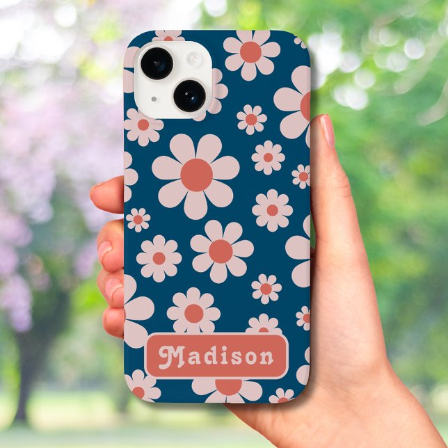 Coques Case-Mate iPhone Retro les années 70 Super Daisy Motif ajouter Nom (Retro 70s vintage daisy pattern blue and orange with groovy typography custom name iPhone case)