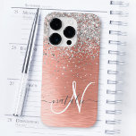 Coque Case-Mate iPhone Rose Gold Jolie fille Parties scintillant argent b<br><div class="desc">Personnalisez facilement ce design branché de boîtier de téléphone chic avec une jolie parties scintillant brillante en argent sur un arrière - plan métallique brossé en or rose.</div>
