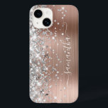 Coque Case-Mate iPhone Rose Gold Parties scintillant Silver Glam Girl Sig<br><div class="desc">Parties scintillant gris brillant et faux brillant sur le bord gauche sur une feuille métallique rose en or brossé faux rose. La signature girly moderne dispose d'une élégante police de calligraphie blanche avec queues décoratives. Customisez les styles de police pour créer votre propre équipement téléphonique pour votre meilleur ami.</div>