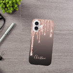 Coque Pour iPhone 16 Rose or gouttes cuivre ombre nom girly<br><div class="desc">Un étui téléphonique élégant,  girly et glam. or rose,  gouttes de cuivre,  goutte de peinture. Arrière - plan noir,  brun et sombre. Insérez votre nom,  écrit avec un script de style moderne écrit à la main. Lettres de couleur or rose.</div>