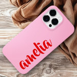 Coque Case-Mate iPhone rose rouge nom personnalisé caractères gras<br><div class="desc">Couverture téléphonique avec votre nom dans une police de caractères rouge sur un arrière - plan rose. Design audacieux et coloré.</div>