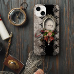 Coques Pour iPhone Rose vintage Damask et dentelle avec nom<br><div class="desc">Elégant design formel avec cadre argenté orné avec espace pour la personnalisation, regroupement de roses vintages en rose et burgandy avec ruban, clé squelette antique et pendentif de portrait orné de bijoux. L'Arrière - plan présente un damas en noir et lin en survêtement avec des bordures sculptées ornées. Note :...</div>