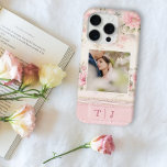 Coque Case-Mate iPhone Roses roses roses avec photo et monogramme<br><div class="desc">Très joli et féminin design avec modèle photo carré et deux premiers champs de texte monogramme sur un délicat motif rose rose pastel.</div>