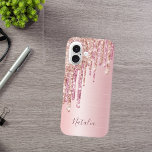 Coque Pour iPhone 16 Rouge rose rose rose rose or nom métallique script<br><div class="desc">Un étui téléphonique élégant, girly et glam. Faux rose or et parties scintillant rose goutte à goutte, goutte de peinture. Chic rose vif faux arrière - plan à l'apparence métallique. Personnalisez et ajoutez votre nom, écrit avec un script de style à la main moderne. Lettres de couleur or rose foncé....</div>