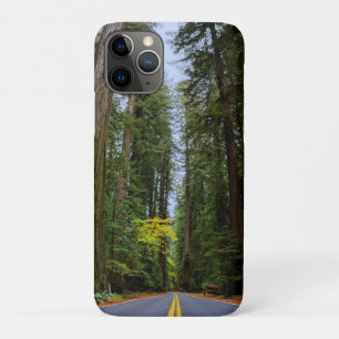 Case-Mate iPhone Case Route directe à travers la forêt de séquoias