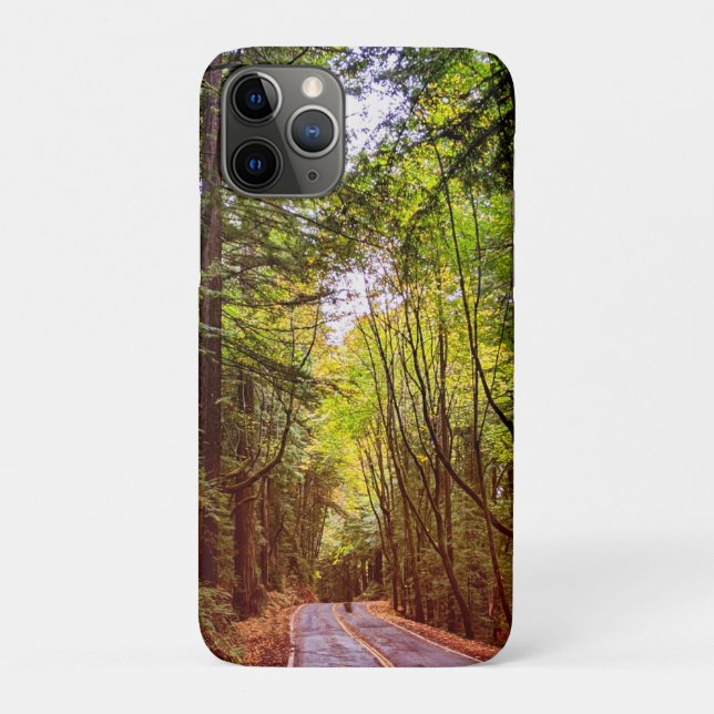 Coques Case-Mate iPhone Route humide à travers les arbres verts à l'automn (Dos)