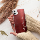 Case-Mate iPhone Case Ruby Rouge Faux Métal brossé<br><div class="desc">Ce boîtier de téléphone branché est doté d'un arrière - plan de feuille de métal brossé en faux rouge rubis. Personnalisez-le avec votre nom en blanc écriture style brosse script.</div>
