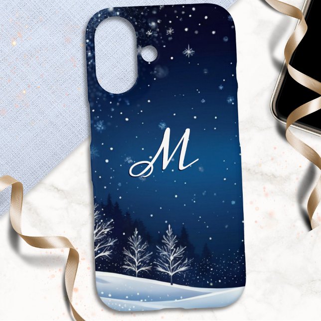 Coques Case-Mate iPhone Scène de neige de nuit d'hiver Monogramme bleu (A stylish monogrammed phone case for the winter season, with an elegant snow scene illustration)