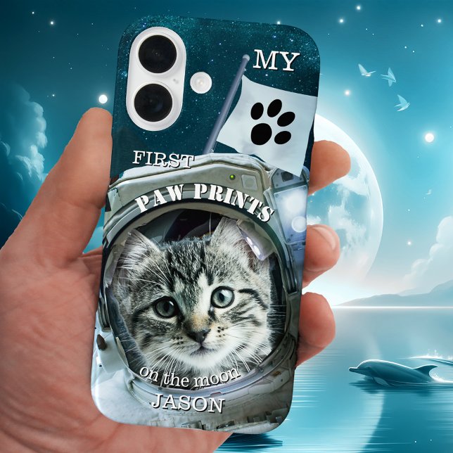 Coques Case-Mate iPhone Sci-fi Moon Amusant Astronaut Cat Téléphone Case (Funny sci-fi fantasy phone case featuring a cute kitten waving her paw prints from the moon.)