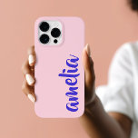 Coque Case-Mate iPhone Script de nom personnalisé bleu rose<br><div class="desc">Couverture de téléphone rose avec votre nom en bleu dans une police de script.</div>