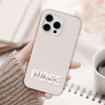 Coque Case-Mate iPhone Script féminin beige moderne Nom personnalisé<br><div class="desc">Script Feminine Beige moderne coque iphone de nom personnalisé. Personnalisez facilement ce boîtier de téléphone moderne et élégant avec votre monogramme et votre nom personnalisés.</div>