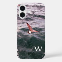 SEAGULL VOL AU-DESSUS DU MONOGRAM DES VAGES