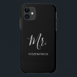 Case-Mate iPhone Case Simple moderne M. Groom Newlysée Élégant<br><div class="desc">Simple étui téléphonique avec "Mr" dans un script élégant avec votre nom de famille en blanc sur un arrière - plan noir. Cette étui de téléphone moderne fait un grand cadeau mariage pour un marié.</div>