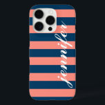 Coque iPhone 16 Pro Stripes de corail et de marine Nom du monogramme d<br><div class="desc">Habille et protège ton iphone avec un design motif rayé preppy,  moderne et audacieux qui est personnalisé monogrammed avec ton prénom dans une police de script en minuscules. Marine foncée / bleu indigo et rose corail / pêche rayures horizontales contrastées avec le texte blanc.</div>