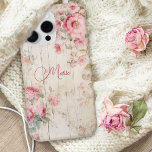 Coque Case-Mate iPhone Style chalet rustique Roses sur bois ancien avec n<br><div class="desc">Charmant cottage rustique style rose pastel roses et feuillage de sauge clair sur vieille texture de bois patiné avec champ de texte modifiable pour votre nom personnalisé ou monogramme.</div>