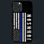 Coque Case-Mate iPhone Style désorganisé Drapeau de police Nom personnali<br><div class="desc">Ce boîtier téléphonique unique est doté d'un mince drapeau bleu sur le thème du drapeau de la police au centre dans un style robuste fissuré et en détresse. Sur le côté de ceci est un endroit pour votre prénom ou nom unique de votre destinataire.</div>
