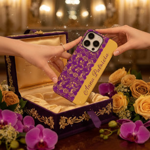 Coque iPhone 16 Pro Max Stylish Golden Damask tourbillon floral sur violet