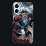 Coque Pour iPhone 16 Superman/Wonder Woman Comic Art promotionnel<br><div class="desc">Customisez votre produit avec cette oeuvre promotionnelle pour la série de bandes dessinées Superman/Wonder Woman. Voir Superman et Wonder Woman se embrassent sous la pluie et la foudre.</div>