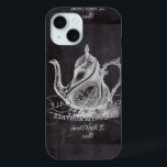 Coque Pour iPhone 15 Théière Alice de tableau au thé du pays des<br><div class="desc">Théière Alice de tableau en faveurs de thé du pays des merveilles ou partie de baby shower vintage,  cadeaux nuptiales de déjeuner. Faveurs de thé nuptiales vintages de douche et accessoires de cuisine de tableau.  Cadeaux chics minables de tasse de thé de tableau pendant le temps de thé !</div>