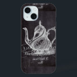 Coque Pour iPhone 15 Théière Alice de tableau au thé du pays des<br><div class="desc">Théière Alice de tableau en faveurs de thé du pays des merveilles ou partie de baby shower vintage,  cadeaux nuptiales de déjeuner. Faveurs de thé nuptiales vintages de douche et accessoires de cuisine de tableau.  Cadeaux chics minables de tasse de thé de tableau pendant le temps de thé !</div>