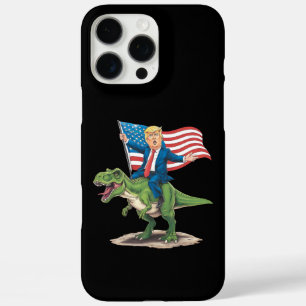 Coque iPhone 16 Pro Max Trump à cheval sur un dinosaure T Rex drapeau amér