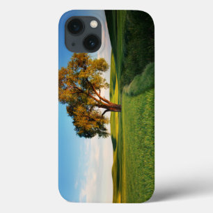 Coques Pour iPhone Un arbre isolé entouré de collines ondoyantes de b