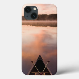 Etui iPhone 13 Un canoë repose sur la rive du lac Pawtuckaway