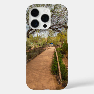 Coque iPhone 16 Pro un long sentier sinueux au Desert Botanical Garden