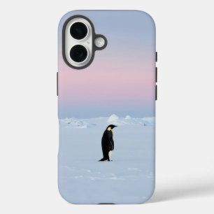 Coque Pour iPhone 16 Un pingouin debout sur la glace immaculée