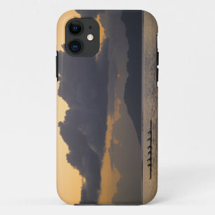 Case-Mate iPhone Case Une équipe de canoë à balancier s'entraîne au larg
