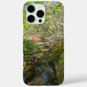 Coque iPhone 16 Pro Max une rivière dans le jardin entouré de fleurs