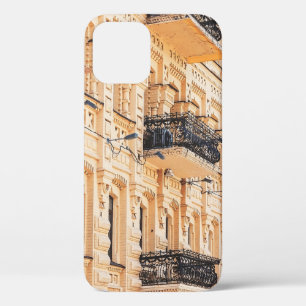 Case-Mate iPhone Case Une vieille maison jaune aux balcons en fer forgé.