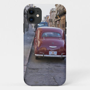 Coque iPhone 11 Une voiture Peugeot rouge classique ancienne garée