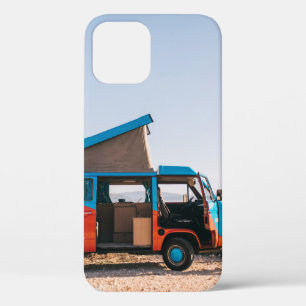 Case-Mate iPhone Case Véhicule rouge et bleu à côté de l'homme