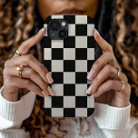 Coque Case-Mate iPhone Vérification rétrospective noire et crème<br><div class="desc">Boho tendance damier étui téléphonique imprimé en noir et ivoire. Utilisez les outils de conception pour ajouter votre propre monogramme,  nom ou autre texte,  ou changer la couleur arrière - plan pour créer une couverture de périphérique unique d'un type particulier.</div>