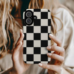 Coque Pour iPhone 16 Vérification rétrospective noire et crème<br><div class="desc">Boho tendance damier imprimé boîtier de téléphone en noir et crème. Utilisez les outils de conception pour ajouter votre propre monogramme,  nom ou autre texte,  ou changer la couleur arrière - plan pour créer une couverture de périphérique unique d'un type particulier.</div>