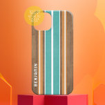 Coque Case-Mate iPhone Vintage Surfboard Stripes - Subtle Wood Arrière -<br><div class="desc">Un motif de bande coloré et rétro en bleu et orange sur un arrière - plan imitation bois. Un design rayé vintage avec un aspect plage et surf. Ajoutez votre nom ou votre monogramme pour en faire un cas de téléphone personnel qui se démarquera parmi vos amis. Le nom est...</div>