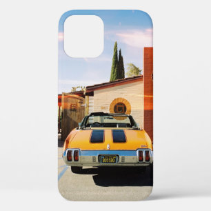 Case-Mate iPhone Case Voiture bleue garée à côté du bâtiment en bé