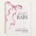 Coquette Rose Bow Girl Baby Gift Ma première année<br><div class="desc">Élevez votre baby shower avec ce Décor Coquette Pink Bow Party! Ce design intemporel ajoute une touche d'élégance et de charme à tout événement, avec un arc magnifiquement ouvragé orné de délicates teintes roses. Cette collection impressionne vos invités et crée des souvenirs durables et est parfaite pour ajouter un peu...</div>
