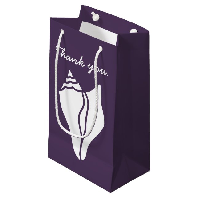 Coquillages d'été dans le sac pourpre de cadeau (Devant Angle)