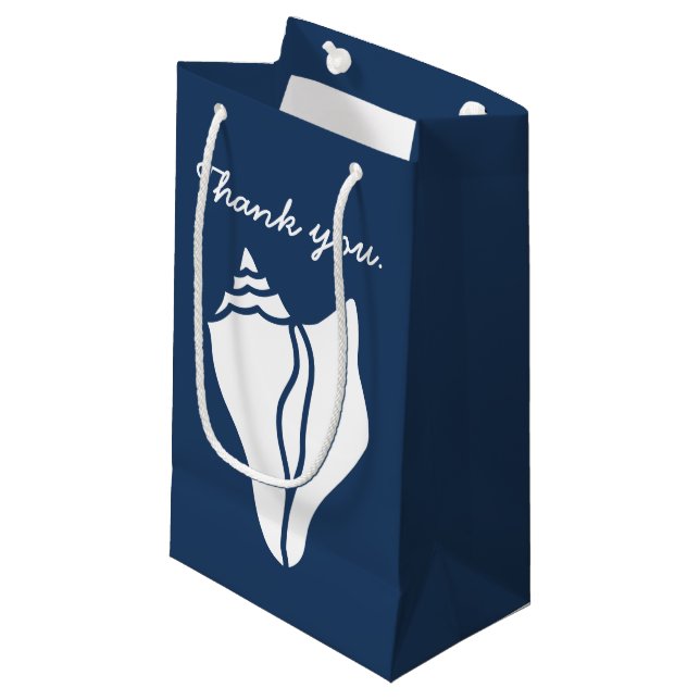 Coquillages d'été dans un sac cadeau marine (Devant Angle)